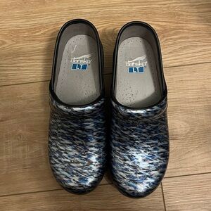 NWOB Dansko LT patent blue waves clogs